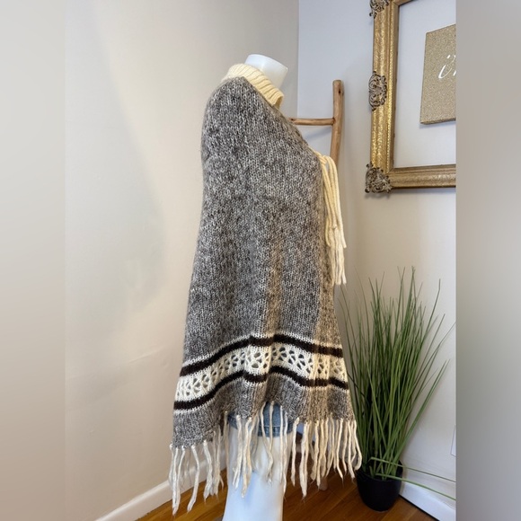 MKM Designs Knitted Poncho Tie Collar Large Retro Boho Hippie Tan VINTAGE - Picture 7 of 7